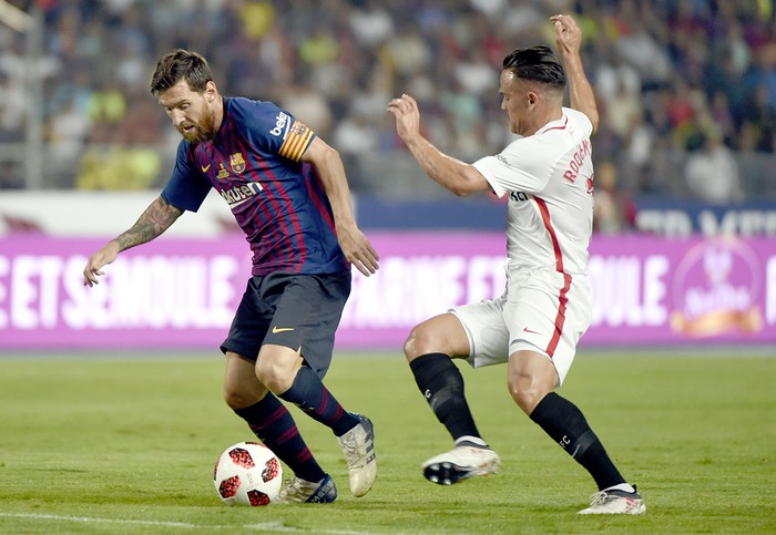 Lionel Messi, del Barcelona, y Roque Mesadel Sevilla, durante la final de la Supercopa de España, en el estadio Ibn Batouta de la ciudad marroquí de Tánger el 12 de agosto de 2018.  · Foto: Fadel Senna