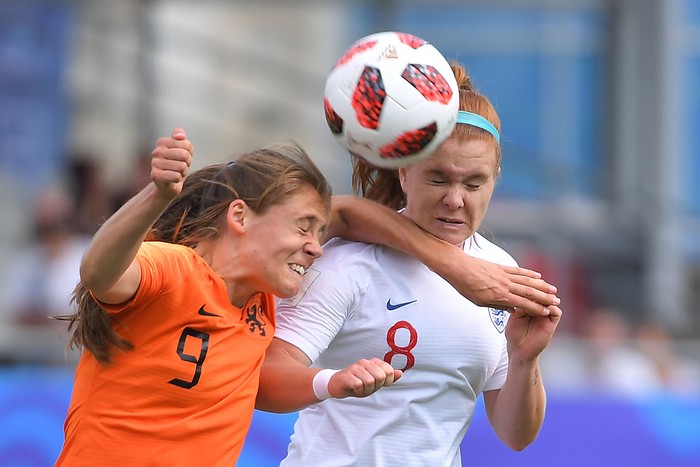 
Georgia Allen, de Inglaterra, y Joelle Smits, de Holanda, durante el partido por los cuartos de final de la Copa del Mundo sub 20, en el estadio La Rabine, en Vannes. Loïc Venance, AFP · Foto:  Loïc Venance