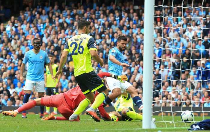 Sergio Agüero convierte su tercer gol en el partido con Huddersfield Town, en el estadio Etihad, en Manchester. , AFP · Foto: Lindsey Parnaby