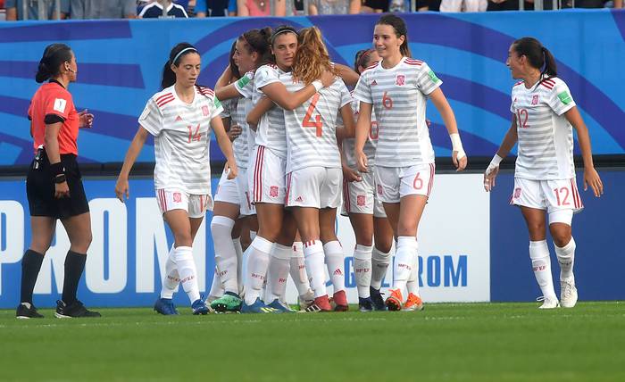 Los jugadoras españolas en el mundial de fútbol femenino sub, en el estadio La Rabine en Vannes, en Francia.  · Foto: Fred Tanneau