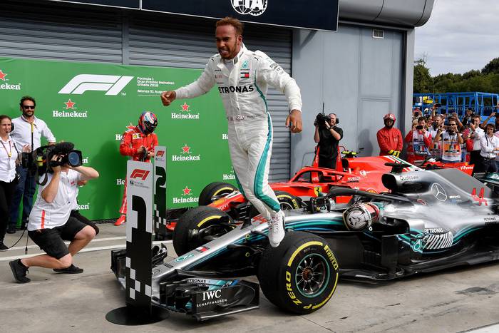 Lewis Hamilton, tras ganar el gran premio de Italia de Fórmula Uno, en el circuito de Monza. , afp · Foto:  Andrej Isakovic