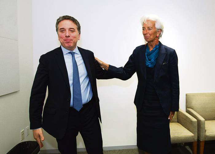 El ministro de economía argentino, Nicolás Dujovne, y la directora del FMI, Christine Lagarde, ayer en la sede del organismo, en Washington. , afp, pool · Foto: José Luis Magana