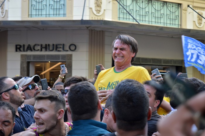 Jair Bolsonaro, tras ser apuñalado durante un acto de campaña en Juiz de Fora, Minas Gerais. ,AFP · Foto:  Raysa Leite