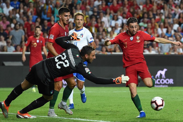 El delantero portugués Bernardo Silva (der.) y el portero italiano Gianluigi Donnarumma durante el partido de la UEFA Nations League en el estadio Luz, en Lisboa, el 10 de septiembre de 2018.  · Foto: Francisco Leong, Afp