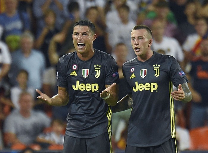 Cristiano Ronaldo (i) tras recibir una tarjeta roja durante el partido entre Valencia y Juventus, en el estadio Mestalla de Valencia. · Foto: José Jordan