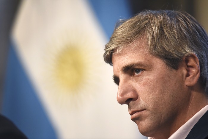 Luis Caputo, durante una conferencia de prensa en la Casa Rosada, Buenos Aires (archivo). · Foto: Eitan Abramovich, AFP