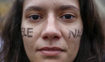 Manifestante durante una concentración contra el candidato presidencial brasileño Jair Bolsonaro, el sábado, en Largo da Batata, en San Pablo, Brasil.
Manifestante durante una concentración contra el candidato presidencial brasileño Jair Bolsonaro, el sábado, en Largo da Batata, en San Pablo, Brasil.