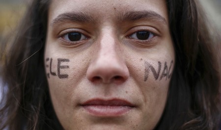 Manifestante durante una concentración contra el candidato presidencial brasileño Jair Bolsonaro, el sábado, en Largo da Batata, en San Pablo, Brasil.
· Foto: Miguel Schincariol Manifestante durante una concentración contra el candidato presidencial brasileño Jair Bolsonaro, el sábado, en Largo da Batata, en San Pablo, Brasil.
· Foto: Miguel Schincariol