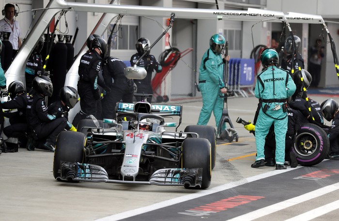 Lewis Hamilton, del equipo Mercedes, durante una parada en boxes, durante el gran premio de Rusia de Fórmula 1, en el circuito de Sochi. , afp, pool · Foto: Yuri Kochetkov