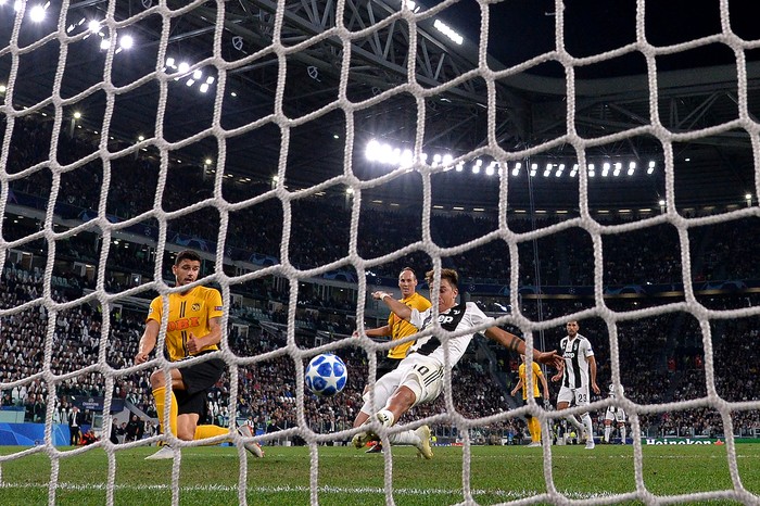 Paulo Dybala convierte su tercer gol para Juventus frente a Young  Boys, por la UEFA Champions League, en el estadio Juventus, en Turín. , AFP · Foto: Marco Bertorello