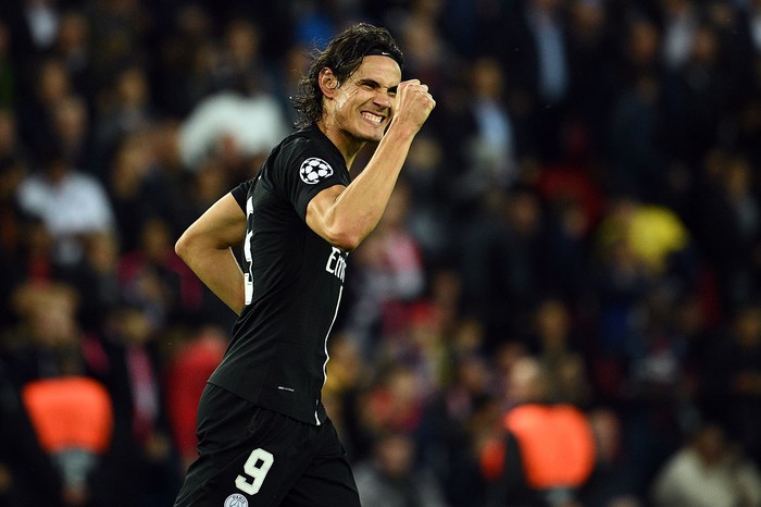Edinson Cavani festeja un gol del Paris Saint Germain, al Estrella Roja. · Foto: Franck Fife