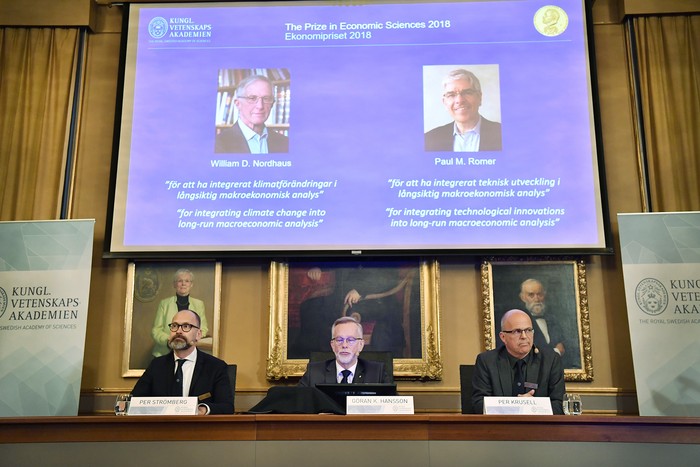 Per Stroemberg, Goeran K Hansson y Per Krusell, durante la conferencia de prensa donde anunciaron los galardonados con el Premio Nobel de Economía, en la Real Academia Sueca de Ciencias, Estocolmo, 
Henrik MONTGOMERY / Agencia de Noticias TT / AFP · Foto: Henrik MONTGOMERY / Agencia de Noticias TT / AFP