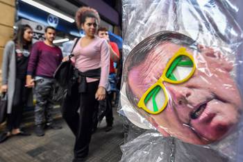 Imagen de Jair Bolsonaro, ayer, en la calle comercial en el centro de San Pablo, Brasil. Imagen de Jair Bolsonaro, ayer, en la calle comercial en el centro de San Pablo, Brasil.