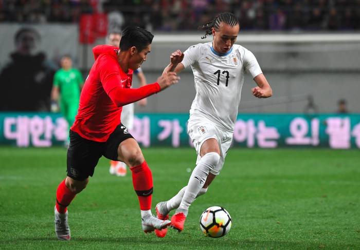 Lee Yong, de Corea del Sur, y Diego Laxalt, de Uruguay, durante el amistoso jugado en Seúl  · Foto: Jung Yeon-Je