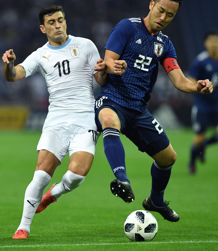 
Giorgian de Arrascaeta, de Uruguay, y Maya Yoshida, de Japón, en Saitama, Japón.  AFP


 · Foto: Toshifumi Kitamura