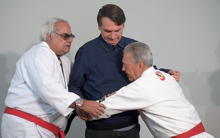 Jair Bolsonaro recibe un cinturón negro honorario de parte de Robson Gracie, hijo del fundador de la primera escuela brasileña de Jiu-Jitsu. · Foto:  Carl De Souza