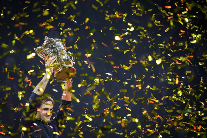 El suizo Roger Federer levanta su trofeo después de ganar su último partido contra el rumano Marius Copil en el torneo de tenis Swiss Indoors ATP 500. , AFP · Foto: Fabrice Coffrini