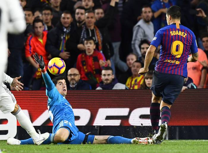 Jugada en la que Luis Suárez convierte el cuarto gol de Barcelona ante Real Madrid, tercero personal. , AFP · Foto: Gabriel Bouys