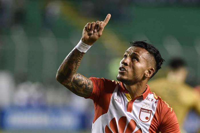 Wilson Morelo, de Independiente Santa Fe, festeja un gol al Deportivo Cali, en Colombia. · Foto: Luis Robayo