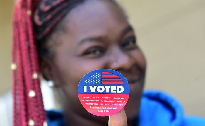 Una votante muestra la calcomatía de "Voté" después de emitir su voto en las elecciones legislativas de mitad de mandato en Estados Unidos, en noviembre de 2018. · Foto: Frederic J Brown