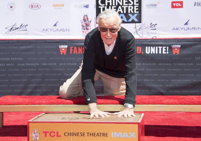Stan Lee estampa sus manos sobre cemento, en Hollywood. Foto: Valerie Macon, AFP (archivo, 2017).