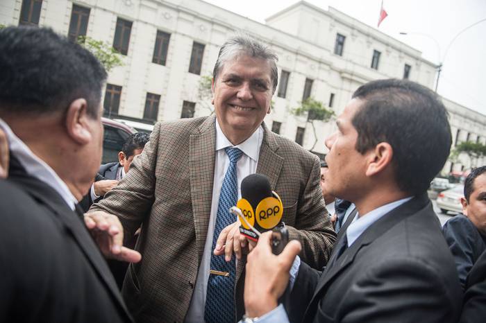 El ex presidente peruano, Alan García, llega a la oficina del fiscal en Lima el 15 de noviembre de 2018.  · Foto: Ernesto Benavides, AFP