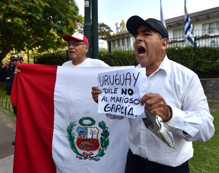 Manifestantes fuera de la residencia del embajador de Uruguay en Perú, luego de que el ex presidente peruano Alan García solicitara asilo, ayer en Lima.
 · Foto: Cris Bouroncle