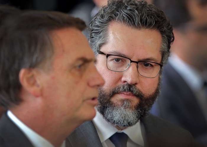 Jair Bolsonaro (i), y Ernesto Araujo, en la sede del gobierno de transición, Brasilia, archivo, noviembre de 2018. · Foto: Sergio Lima