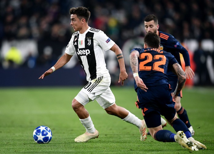 Paulo Dybala, de Juventus, y Santi Mina, de Valencia, durante el partido por el grupo H de la UEFA Champions League en Turín. , AFP · Foto: Marco Bertorello