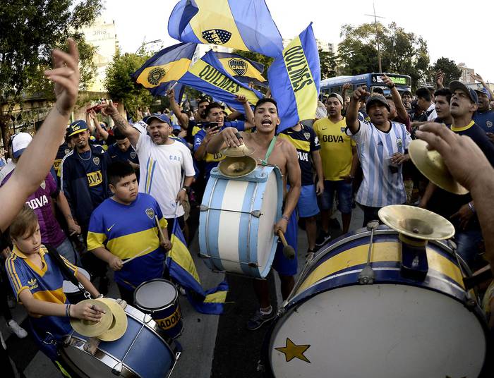 Hinchas de Boca Juniors en la despedida del equipo hacia Madrid. · Foto: José Brusco, Noticias Argentinas, AFP