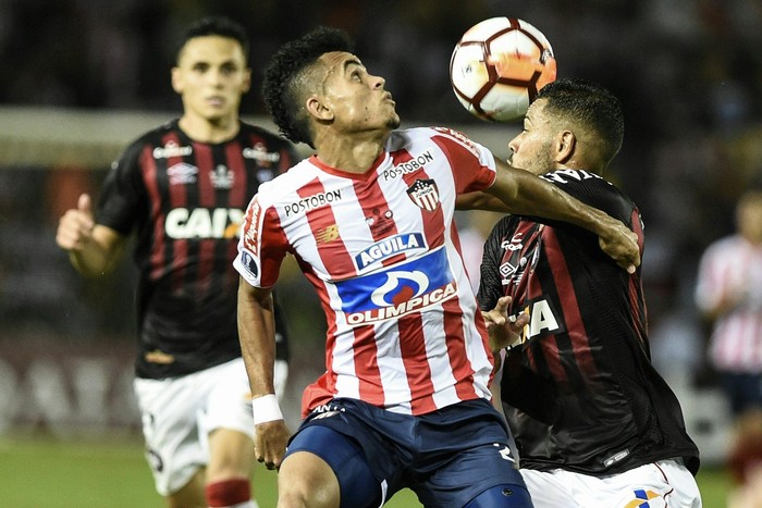 Luis Díaz (centro) de Atlético Junior en el partido disputado en Barranquilla ante Atlético Paranaense por Copa Sudamericana. · Foto: Joaquín Sarmiento, AFP