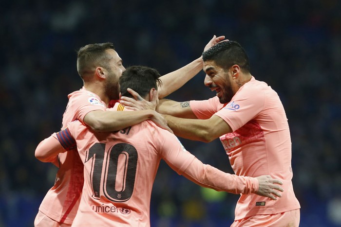 Lionel Messi (C) festeja su gol a Espanyol junto a Jordi Alba (I) y Luis Suárez, por  la Liga española, el 8 de diciembre. 
 · Foto: Pau Barrena