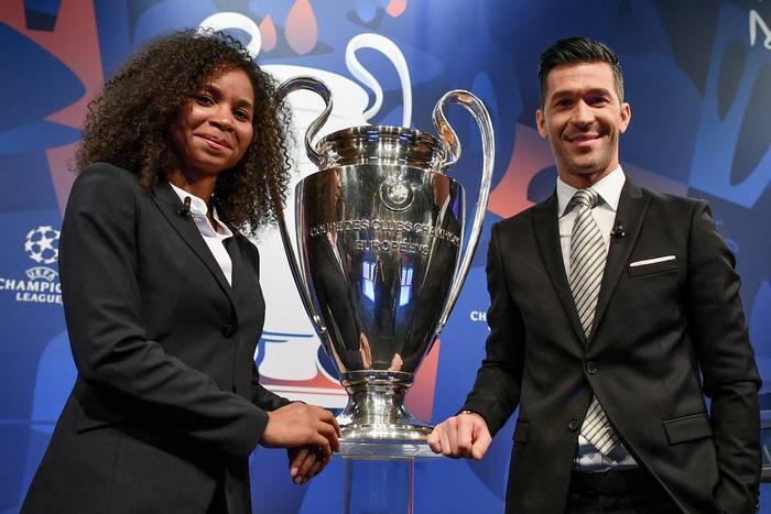 Los ex futbolistas Laura Georges y Luis García posan con el trofeo de la UEFA Champions League, tras el sorteo. , AFP · Foto: Fabrice Coffrini