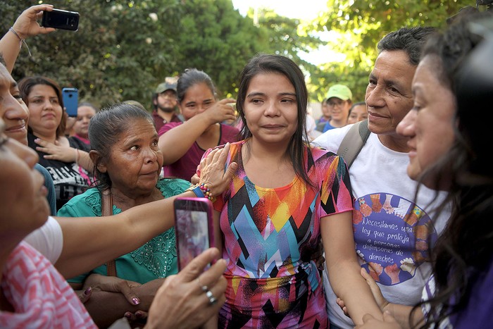 Imelda Cortez
(c) luego de ser
absuelta y puesta
en libertad, fuera
del Centro Judicial
para Sentencias
en Usulután, a
90 km de San
Salvador, el 17 de
diciembre.
 · Foto: Mavin Recinos, AFP