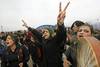 Manifestantes kurdos protestar cerca del muro fronterizo que separa a Turquía de Siria en el campo sirio occidental de Ras al-Ain, ayer. Manifestantes kurdos protestar cerca del muro fronterizo que separa a Turquía de Siria en el campo sirio occidental de Ras al-Ain, ayer.