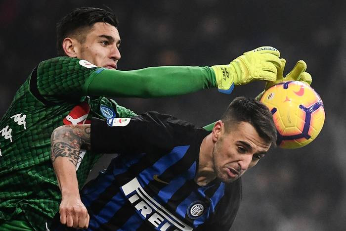 Alex Meret (i), de Napoli, y Matías Vecino, de Inter de Milán, ayer, en el estadio San Siro de Milán. 
 · Foto: Marco Bertorello