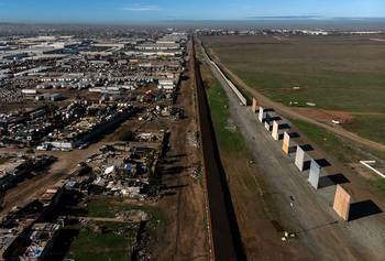 Vista aérea de los prototipos del muro fronterizo, vistos desde Tijuana, en el estado de Baja California, México, el 7 de enero. Vista aérea de los prototipos del muro fronterizo, vistos desde Tijuana, en el estado de Baja California, México, el 7 de enero.