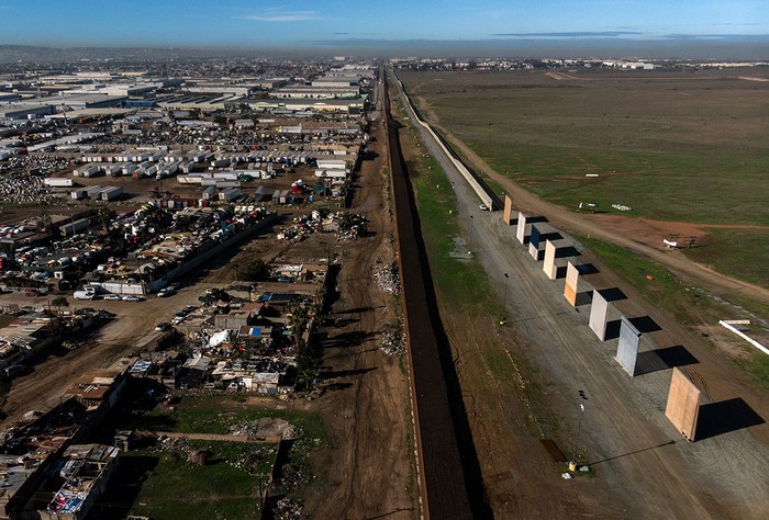 Vista aérea de los prototipos del muro fronterizo, vistos desde Tijuana, en el estado de Baja California, México, el 7 de enero.  · Foto: Guillermo Arias