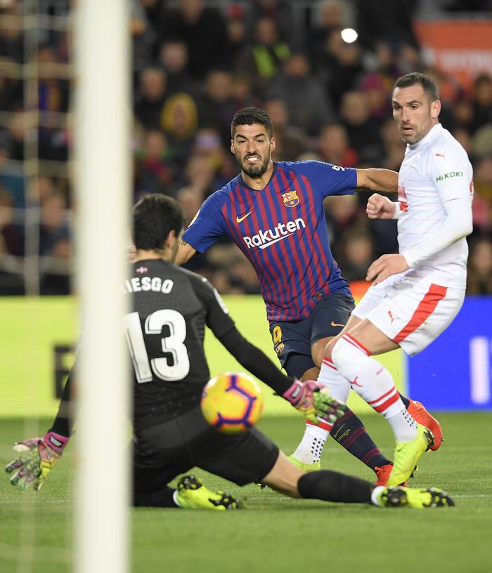 
Jugada en la que Luis Suárez convierte el tercer gol de Barcelona ante Eibar, en el estadio Camp Nou de Barcelona. , AFP · Foto: Lluis Gene