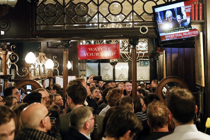 Bar en Whitehall, Londres, hoy. En el televisor se ve a Theresa May durante un discurso luego de que los diputados votaron en contra del acuerdo del brexit propuesto por el gobierno. · Foto: Tolga Akmen