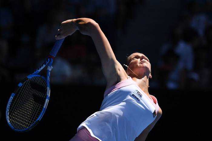 Karolina Pliskova, de la República Checa, sirve contra la estadounidense Serena Williams, en el Open de Australia, en Melbourne. · Foto: William West, AFP