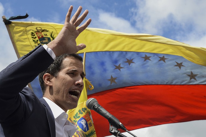 El presidente de la Asamblea Nacional de Venezuela, Juan Guaido, durante un acto en el que se declaró a sí mismo como "presidente interino", ayer, en Caracas. · Foto: Federico Parra