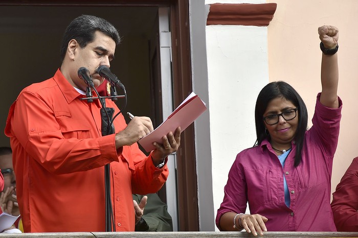 Nicolás Maduro junto a la vicepresidenta venezolana Delcy Rodríguez, durante la firma del documento en el cual rompen relaciones diplomáticas con Estados Unidos, Caracas, el 23 de Enero. · Foto: Luis Robaya, AFP