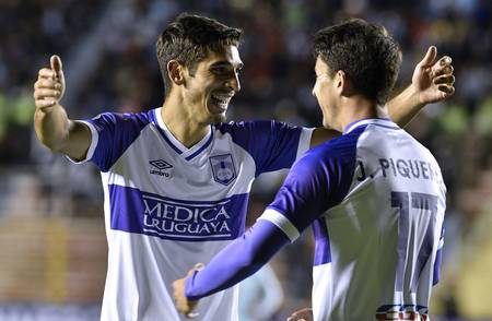 Martín Rabuñal y Joaquín Piquerez, tras el gol de Rabuñal ante Bolivar, en el estadio Hernando Siles de La Paz. · Foto: Aizar Raldes Martín Rabuñal y Joaquín Piquerez, tras el gol de Rabuñal ante Bolivar, en el estadio Hernando Siles de La Paz. · Foto: Aizar Raldes