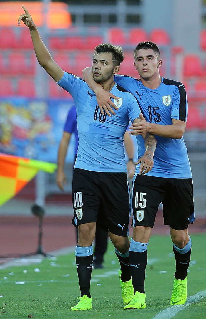 Nicolas Schiappacasse (i), de Uruguay, festeja con Edgar Elizalde, después de marcar contra Paraguay.
 · Foto: Claudio Reyes