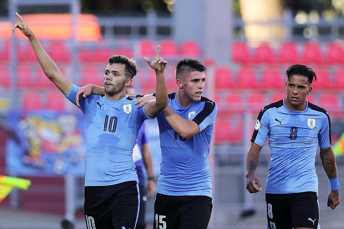 Nicolás Schiappacasse, Edgar Elizalde y Rodrigo Zalazar, tras el gol de Schiappacasse. · Foto: Claudio Reyes