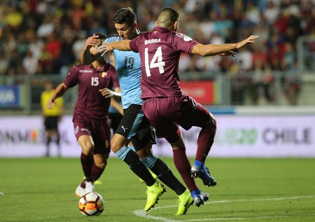Rommel Ibarra, de Venezuela, y Darwin Núñez, de Uruguay, en el estadio Teniente de Rancagua, Chile. · Foto: Claudio Reyes Rommel Ibarra, de Venezuela, y Darwin Núñez, de Uruguay, en el estadio Teniente de Rancagua, Chile. · Foto: Claudio Reyes