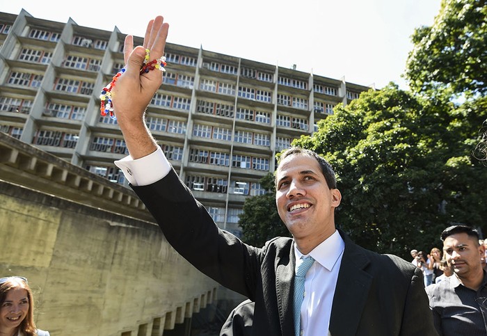 Juan Guaidó llega a la Universidad Central de Venezuela (UCV), para presentar el plan de su gobierno, ayer, en Caracas.
 · Foto: Juan Barreto