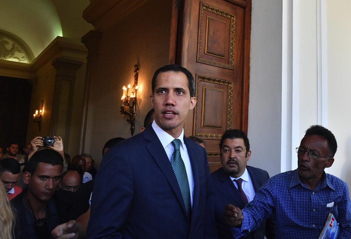 Juan Guaido llegando al Palacio Legislativo Federal, que alberga tanto a la Asamblea Nacional como a la Asamblea Nacional Constitucional, para dirigirse a la prensa, el 4 de febrero de 2019.  · Foto: Yuri Cortez, AFP