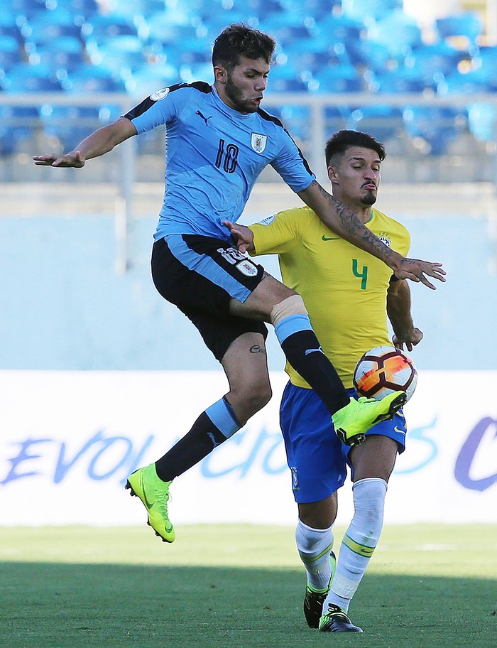 Nicolás Schippacasse, de Uruguay y Matheus, de Brasil, en el estadio El Teniente, en Rancagua, el 4 de febrero · Foto: Claudio Reyes